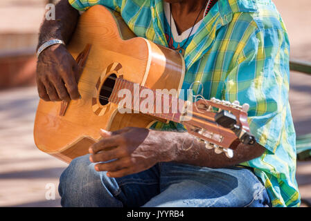 Nahaufnahme eines Straßenmusiker Spielen einer Gitarre in Trinidad, Kuba Stockfoto