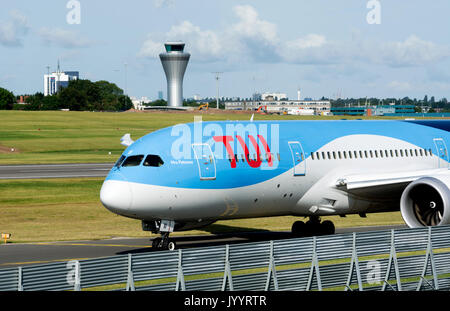 Tui Boeing 787 Dreamliner rollt am Flughafen Birmingham, UK (G-TUII) Stockfoto