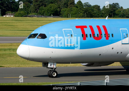 Tui Boeing 787 Dreamliner rollt am Flughafen Birmingham, UK (G-TUII) Stockfoto