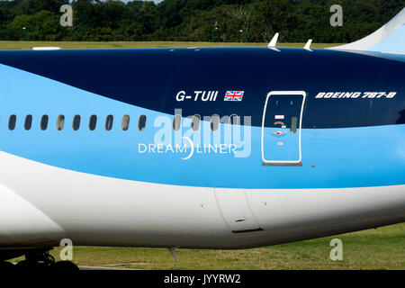 Tui Boeing 787 Dreamliner am Flughafen Birmingham, UK (G-TUII) Stockfoto