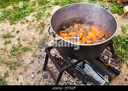 Bograch leckere ungarische Gulaschsuppe mit Paprika und Rindfleisch. Traditionelle Küche in der Natur. Kessel auf Feuer Stockfoto