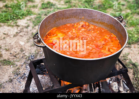 Bograch leckere ungarische Gulaschsuppe mit Paprika und Rindfleisch. Traditionelle Küche in der Natur. Kessel auf Feuer Stockfoto