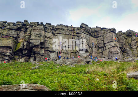 Kletterer in hellen Farben auf stanage Edge, Derbyshire Peak District Stockfoto