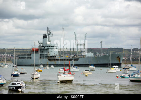 Unbenannte rover Klasse Flotte Hilfsfunktionen (RFA) Schiff wartet Es ist Schicksal im Beinhaus in Portsmouth Hafen. Stockfoto