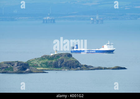 Eine DFDS cargo Schiff fährt die unbewohnte Fidra Insel in der Firth-of-Forth, East Lothian. Stockfoto