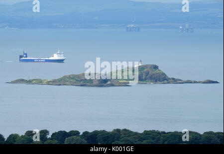 Eine DFDS cargo Schiff fährt die unbewohnte Fidra Insel in der Firth-of-Forth, East Lothian. Stockfoto