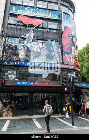 Auch das Queen's Theatre ist ein West End Theatre in Shaftesbury Avenue an der Ecke der Wardour Street in Westminster, London Stockfoto