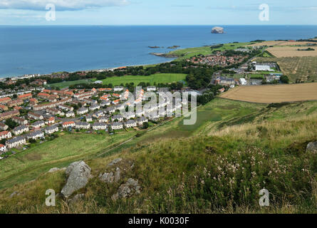 Ein Blick auf North Berwick mit dem Bass Rock in der Ferne. Stockfoto