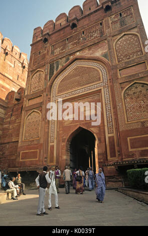 Reich verzierte rote Sandstein Amar Singh Gate, der einzige Eingang in Agra Fort, Agra, Indien Stockfoto