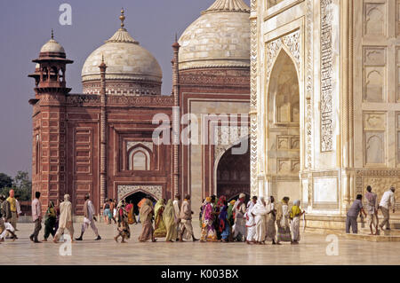 Das Taj Mahal und der angrenzende Moschee, Agra, Indien Stockfoto