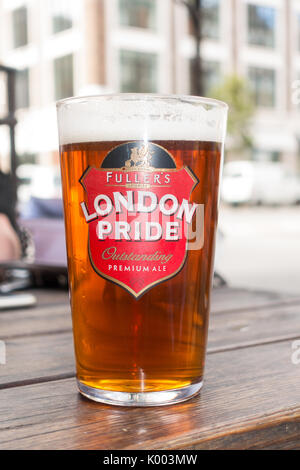 Ein Pint Fullers London Pride real ale mit ein wenig aus ihm Englisch Best bitter getroffen. Stockfoto