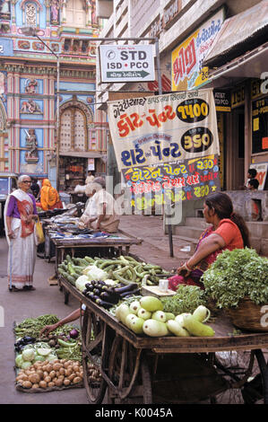 Straßenhändler außerhalb kunstvollen Hindu Tempel, Ahmedabad, Gujarat, Indien. Stockfoto