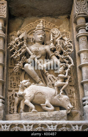 Kunstvolle Schnitzereien an Wand von Rani-Ki-Vav Schritt gut, Patan, Gujarat, Indien Stockfoto