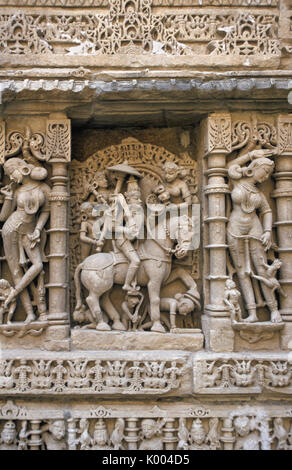 Kunstvolle Schnitzereien an Wand von Rani-Ki-Vav Schritt gut, Patan, Gujarat, Indien Stockfoto