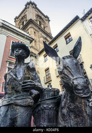 GRANADA, SPANIEN - 10. MÄRZ 2016: Statue eines Mannes und Esels auf der Plaza de Romanilla in Granada Stockfoto