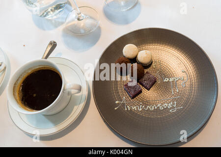 40. Jahrestag Feier Platte von Trüffeln mit einem schwarzen Kaffee zu Roux an der Landau das Langham Hotel, 1 C Portland Pl, Marylebone, London, UK Stockfoto