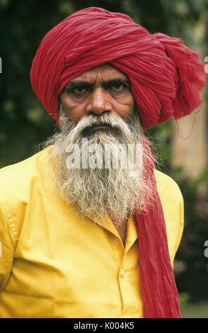 Älterer Mann im roten Turban, Varanasi (Benares, Benares), Indien Stockfoto