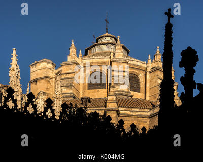 GRANADA, SPANIEN - 10. MÄRZ 2016: Früher Morgensonne auf der Kathedrale, über dunklen Geländern im Schatten Stockfoto