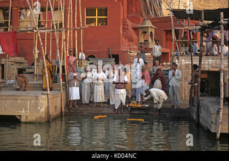 Sunrise Puja (Zeremonie) am Ganges, Varanasi (Benares, Banaras, Kashi), Indien Stockfoto