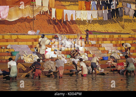 Dhobi wallahs Wäsche im Ganges, Varanasi (Benares, Banaras, Kashi), Indien Stockfoto