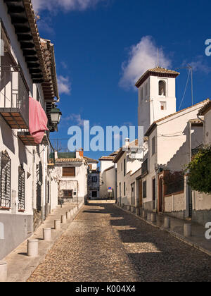 GRANADA, SPANIEN - 10. MÄRZ 2016: Ruhige Straße in Granada Stockfoto