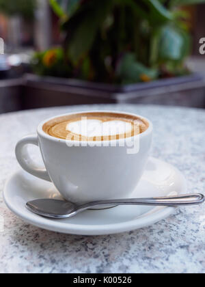 Herzförmige Kunst auf einen Cappuccino (Außerhalb eines Cafe) Stockfoto