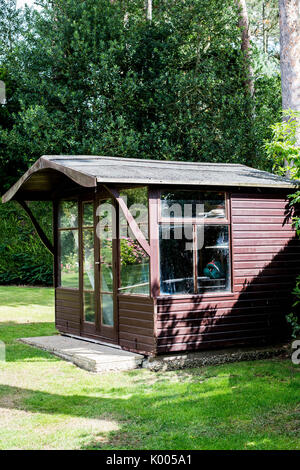 Holz- Gerätehaus in einem Englischen Garten Stockfoto