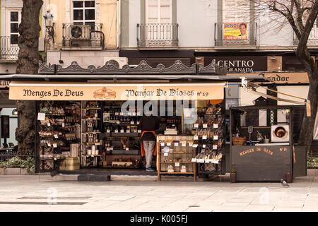 GRANADA, SPANIEN - 10. MÄRZ 2016: Delicatessen-Stand auf der Straße Stockfoto