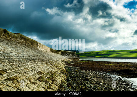 Gleichheit Docks aus dem shorline während der Ebbe, Par, Cornwall, UK Ansicht heraus über Gleichheit Bay von der Hafenmauer bei Ebbe in den frühen Morgen. Stockfoto