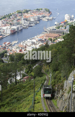 Die Floibanen Standseilbahn auf den Berg Floyen am Bergen Stadt Stockfoto