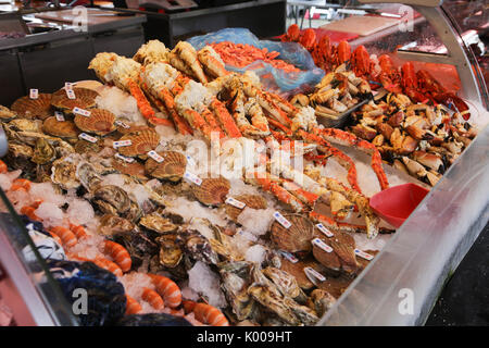 Verschiedene Meeresfrüchte in den Regalen der Fischmarkt in Norwegen, Bergen Stockfoto