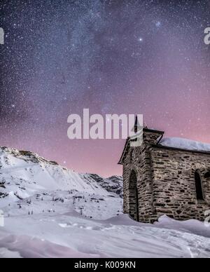 Die Milchstraße in einer Winternacht auf der Alpe Prabello, Prabello Alp in Valmalenco Valtellina, Italien Stockfoto