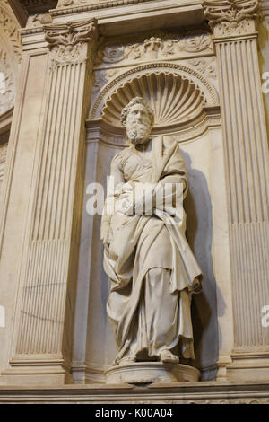 Statue des Hl. Paulus, erstellt von der berühmten Renaissance Künstler Michelangelo (15. Jahrhundert) in der Kathedrale von Siena, Toskana, Italien Stockfoto