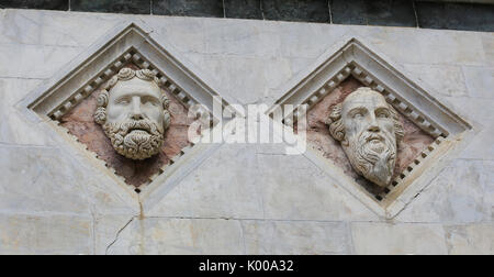 Skulpturen von zwei Männern im Siena Baptisterium San Giovanni (13. Jahrhundert) in der Nähe der Kathedrale von Siena, Toskana, Italien. Stockfoto