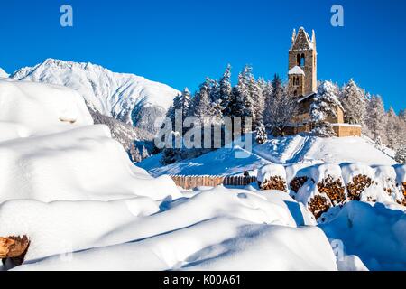 Die Kirche San Gian im Winter, Celerina, Engadin, Kanton Graubünden Schweiz Europa Stockfoto