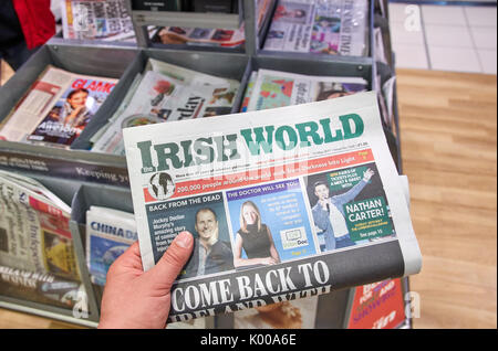 LONDON, ENGLAND - 14. MAI 2017: Die irische Welt Zeitung eine Zeitung Hintergrund. Die irische Welt ist eine wöchentliche Zeitung für Iren in Brita Stockfoto