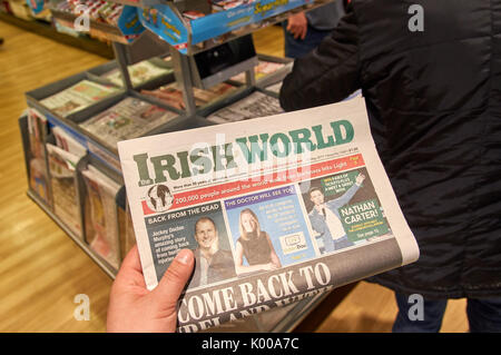 LONDON, ENGLAND - 14. MAI 2017: Die irische Welt Zeitung eine Zeitung Hintergrund. Die irische Welt ist eine wöchentliche Zeitung für Iren in Brita Stockfoto