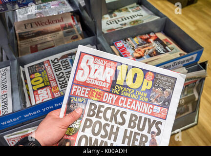 LONDON, ENGLAND - 14. MAI 2017: eine Hand, die eine Daily Star Sonntag Zeitung. Der Daily Star Sonntag ist eine wöchentliche tabloid Zeitung in der Einheit veröffentlicht. Stockfoto