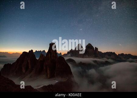 Sommer Nacht mit Blick auf den Turm von Wund Cadini di Misurina mit den Drei Zinnen von Lavaredo unter der Milchstraße. Cadini di Misurina, Dolomiten, Ve Stockfoto