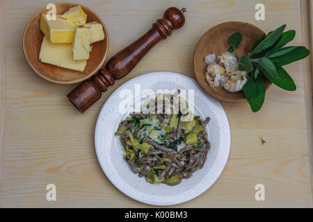 Pizzoccheri Platte bereit, gegessen zu werden. In der Lombardei. Italien. Europa Stockfoto