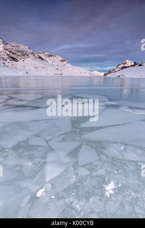 Geometrische Formen unter dem Eis Glas Bereich gebildet nach einem teilweisen Tauwetter in den klaren Gewässern von White Lake. Berninapass. Kanton Graubünden. Engadin. Stockfoto