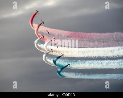 Rote Pfeile in Herne Bay Air Show 2017 mit farbigen Rauch Wanderwege Stockfoto