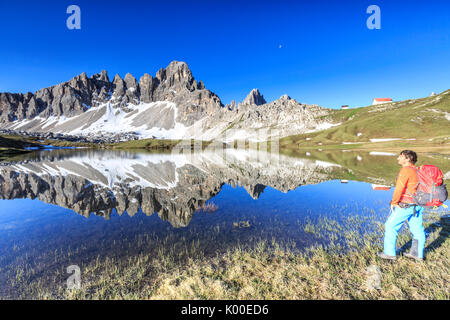 Wanderer bewundert die Peaks in Laghi dei Piani wider. Sextner Dolomiten Trentino Alto Adige Italien Europa Stockfoto