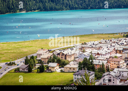 Das türkisblaue Wasser der Silvaplanersee inmitten grüner Wiesen Engadin Kanton Graubünden Schweiz Europa Stockfoto