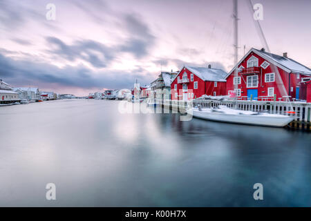 Die typischen Fischerdorf Dorf von Henningsvær mit seinen roten Häusern genannt Rorbu Lofoten Inseln Norwegen Nordeuropa Stockfoto