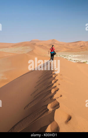 Touristen zu Fuß auf den Sanddünen geprägt Wind Deadvlei Sossusvlei Wüste Namib Naukluft National Park in Namibia Afrika Stockfoto