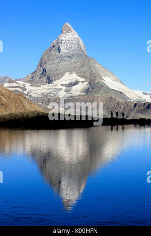 Wanderer bewundern das Matterhorn spiegelt sich im See Stellisee Zermatt Kanton Wallis Walliser Alpen der Schweiz Europas Stockfoto