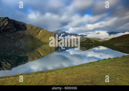 Grüne Weiden und Wolken frames Das fenetre Seen Frettchen Valley Saint Rhémy Grand St Bernard Aostatal Italien Europa Stockfoto