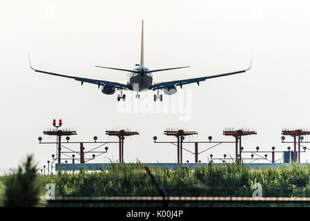 Delta Air Lines Jet in Abstieg für die Landung über die Piste Ansatz Lichter am internationalen Flughafen Hartsfield-Jackson Atlanta in Atlanta, Georgia. Stockfoto