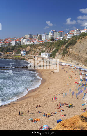 Draufsicht auf das Dorf von Ericeira mit Ozeanwellen an der touristischen Sandstrand Mafra Portugal Europa Stockfoto